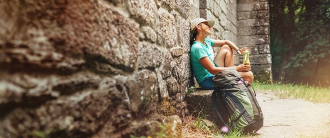 Peregrina descansando durante el Camino de Santiago