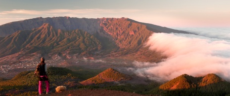 Escursionista sopra il mare di nuvole di La Palma