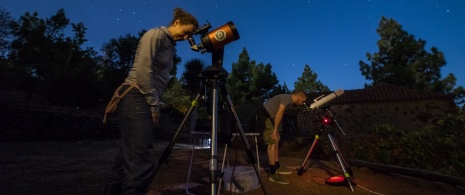 Turistas disfrutando de una astroexperiencia en La Palma, Islas Canarias