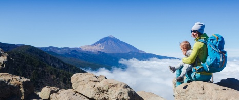 Tourist und Baby betrachten den Teide auf Teneriffa, Kanarische Inseln