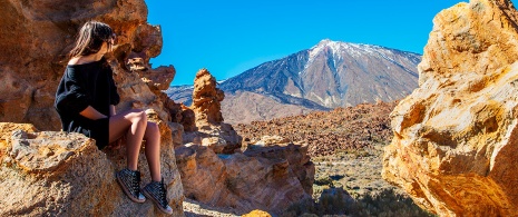 Junge Frau im Teide-Nationalpark auf Teneriffa (Kanaren)