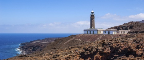 Paisagem da ilha de El Hierro com o farol de Orchilla