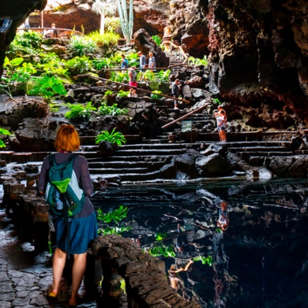 Touristen in der Höhle Jameos del Agua auf Lanzarote