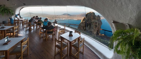  Punkt widokowy Mirador del Río. Lanzarote. Restauracja z widokiem