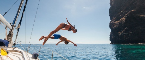 Casal em um veleiro em Tenerife