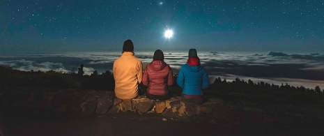 Des touristes contemplent le ciel dans le parc national de La Caldera de Taburiente, La Palma, îles Canaries