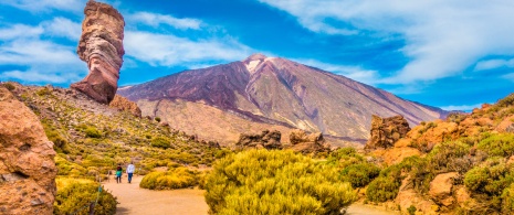 Des personnes se promenant dans le parc national de Teide, dans les îles Canaries