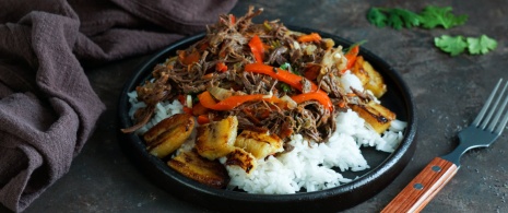 Ropa vieja canaria, um prato típico da culinária canária.