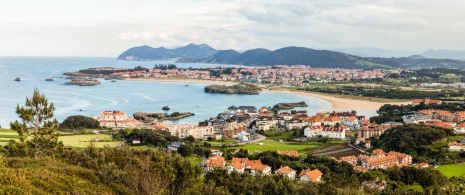 Ausblicke auf die kantabrische Stadt Noja, in der Region Trasmiera