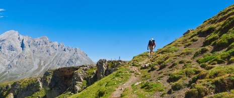 Turysta w dolinie Camaleño, Park Narodowy Picos de Europa w Kantabrii