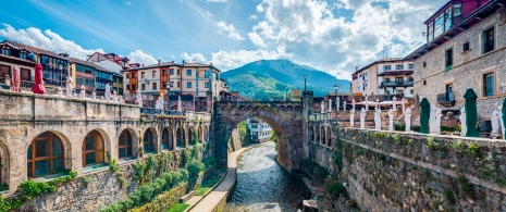 Vue de la ville de Potes et de son Puente Nuevo, Cantabrie