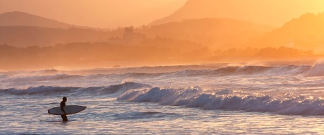 Surfeur sur la plage de San Vicente de la Barquera (Cantabrie)