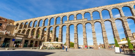 Blick auf das romanische Aquädukt von Segovia, Kastilien-León