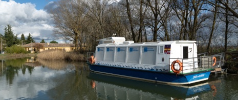 Bateau touristique sur le Canal de Castille de Frómista à Palencia, Castille-et-León