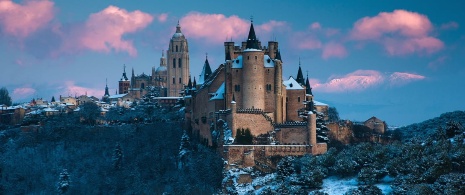 Vue de l’Alcazar et de la cathédrale sous la neige, à Ségovie, Castille-León