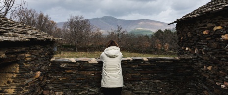 Mulher contemplando a paisagem nas aldeias pretas de Guadalajara, Castilla-La Mancha