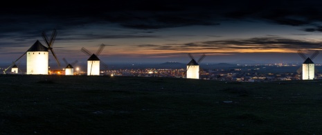 Vista noturna dos moinhos de Campo de Criptana, em Ciudad Real, Castilla-La Mancha