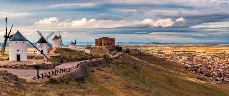 Widok na gminę i wiatraki w Consuegra w prowincji Toledo, Kastylia-La Mancha