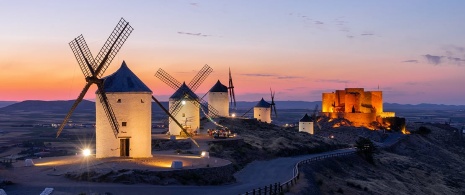 Veduta dei mulini a vento di Consuegra a Toledo, Castiglia-La Mancia