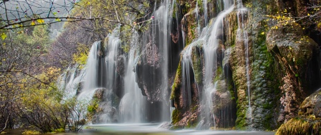 Widok źródeł rzeki Cuervo w prowincji Cuenca, Kastylia-La Mancha