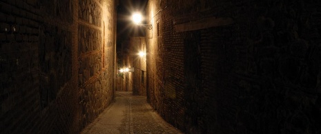 Rue au milieu de la nuit à Tolède