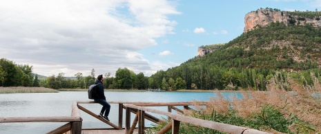 Turysta nad laguną w gminie Uña, Cuenca