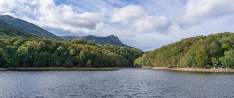 Pantano de Santa Fe en el Parque Natural del Montseny en Barcelona, Cataluña