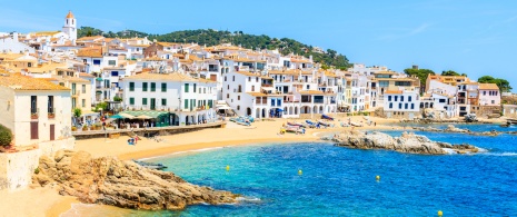 Widok na plażę Port Bo w Calella de Palafrugell w prowincji Girona, Katalonia