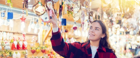 Turista em um mercado de Natal em Barcelona