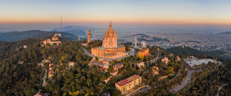 Vedute dal monte Tibidabo con Barcellona sullo sfondo