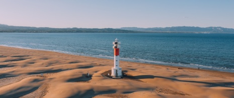 Blick auf den Leuchtturm von El Fangar im Ebro-Delta in Tarragona, Katalonien