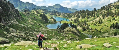 Ausflügler betrachten die Landschaft im Nationalpark von Aigüestortes in Lleida.