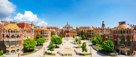 Widok na secesyjny kompleks Sant Pau w Barcelonie, Katalonia