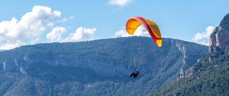 Touristisches Gleitschirmfliegen in der Gegend von Organyà in Lleida, Katalonien.