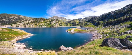 Widok jeziora San Mauricio w Parku Narodowym Aigüestortes i Estany de Sant Maurici, Lérida (Katalonia)