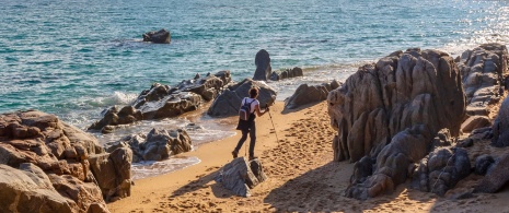 Un randonneur à Platja d’Aro. Costa Brava, Gérone 