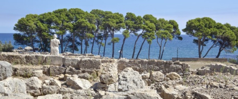 Posąg Eskulapa na stanowisku archeologicznym w Empúries L