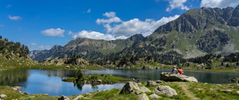 Turyści odpoczywający nad jeziorem Colomers w Parku Narodowym Aigüestortes i Estany de Sant Maurici w Lleidzie, Katalonia