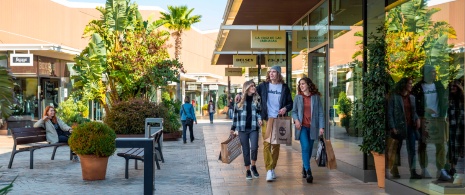 Jugendliche beim Shoppen in The Style Outlets von Viladecans in Barcelona, Katalonien