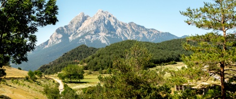 Blick auf den Berg Pedraforca im Naturpark Serres de Cadí-Moixeró, Barcelona, Katalonien