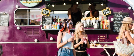 Particolare di uno stand alimentare al White Summer Festival di Pals, a Girona, Catalogna