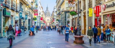 Tourists strolling along calle Alfonso I in Zaragoza, Aragon