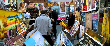 Stand auf dem Flohmarkt El Rastro in Madrid