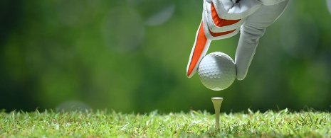 Mano colocando la pelota de golf