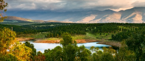 Widok na zbiornik wodny Gabriel y Galán w Valle del Ambroz w Cáceres, Estremadura