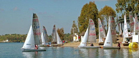 Navegación en el embalse de Orellana