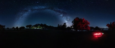 Vista noturna do Anel de Granadilla em Cáceres, Extremadura