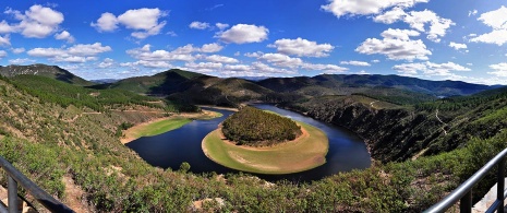 Widok na meander Melero w Las Hurdes. Cáceres. Estremadura