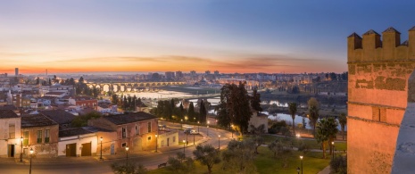 Vista do rio Guadiana e da ponte Palmas em Badajoz, Extremadura