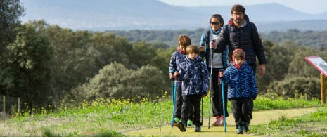 Familia paseando en la Vía Verde de Monfragüe, Cáceres